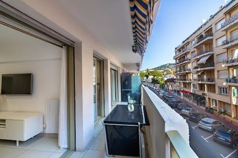 Cannes Banane 2 pièces entièrement rénové. Dans un immeuble à cinq minutes de la célèbre Croisette et de ses plages une jolie pièce de vie très lumineuse. Séjour, cuisine moderne entièrement équipée, une chambre da lit avec placard, salle de bain. Id...