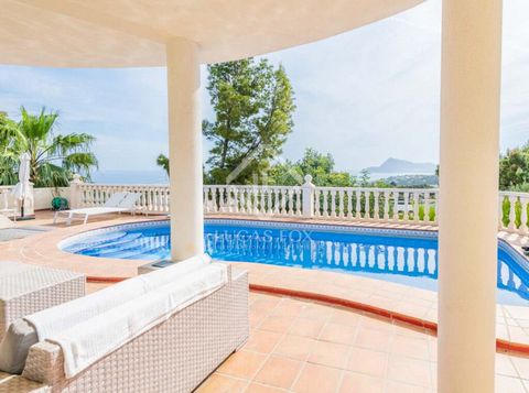 Nestled within the highly coveted and sought-after residential area of Galera de la Palmeras in Altea Costa Blanca, this luxury villa epitomizes exquisite living. Situated close to the sparkling sea, Greenwich Marina, the beaches and the charming dow...