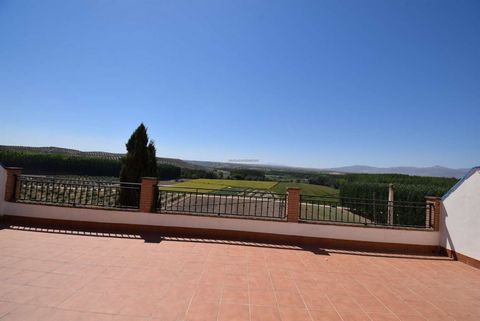 Granada Houses Real Estate offers you for sale this great house in Villanueva Mesàa 25 minutes from Granada capital and one hour from Malaga The house faces two streets and has 3 floors Ground floor with a large hall and a large garage with space for...