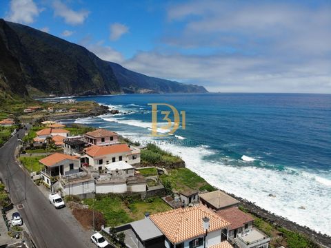 Upptäck möjligheten att bo i det mest eftertraktade området på norra Madeira, i den charmiga Fajã da Areia, i São Vicente. Denna villa erbjuder en privilegierad livsstil, nära havet och alla viktiga bekvämligheter. Premium Läge: Tillgång till strandp...