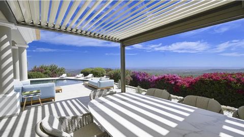 Localizada no campo, a poucos minutos de Loulé, esta propriedade oferece vistas panorâmicas deslumbrantes sobre o campo em direção à costa do Algarve. Lindamente decorada e com excelente exposição solar durante todo o dia, esta moradia de 4 quartos f...