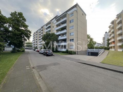 With its 80 m² of living space, this charming 3-room apartment offers a comfortable home in a quiet and family-friendly environment in the sought-after Giessen Schiffenberger Valley. The building was built in 1973 and comprises a total of 13 resident...