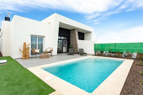 Wonderful semi-detached villa with 3 bedrooms and 2 bathrooms in an unbeatable setting, located in the La Finca urbanization. This urbanization houses one of the best golf courses in the national territory: La Finca Golf, and the Hotel ***** La Finca...