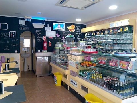 Pâtisserie prête à fonctionner à Monte Gordo - Opportunité unique ! Si vous êtes à la recherche d'une affaire rentable dans un emplacement de choix, c'est le choix idéal ! Emplacement stratégique - Situé dans une rue piétonne au centre de Monte Gordo...