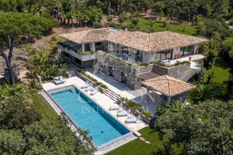 Saint-Tropez - Enter this haven of peace where luxury meets nature. This new contemporary villa has five bedrooms, including a sumptuous master suite. The kitchen and dining room open on to a vast living room bathed in light. Out of sight, the heated...