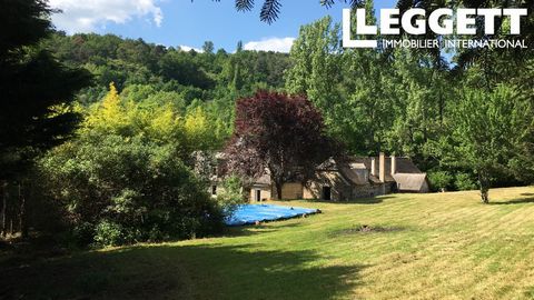 A19716LBC19 - Belle maison de maitre sise dans son écrin de verdure, à l'orée d'un bois, à la limite Dordogne/Corrèze. Ensemble immobilier de 3 bâtiments dont 2 maisons (2 compteurs EDF et possibilité d'accès diffèrent). Grange séparée de 60 m² (2 ét...