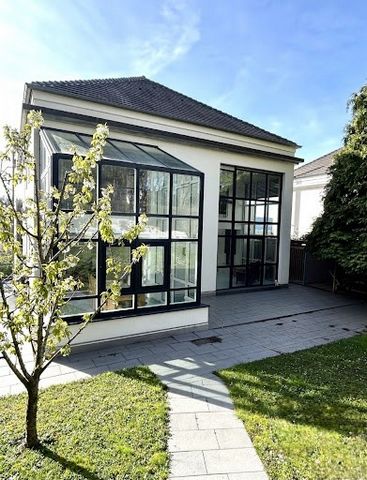 A 15 minutes de la frontière suisse, dans un cadre idyllique, magnifique et lumineuse villa d'architecte d'exception, toit 4 pans, sans aucun vis-à-vis, 6 pièces d'une superficie habitable de 222m² (250m² au sol) sur un terrain de 11.70 ares avec pis...