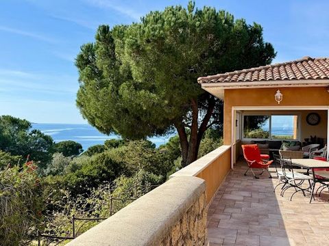 For sale in the municipality of Olmeto in Abbartello, this villa of 203.62 m² Carrez (248 m² on the ground) offers an exceptional setting with direct access to the sea. Built on a landscaped plot of 1,382 m², between Propriano and Porto-Pollo, it ben...