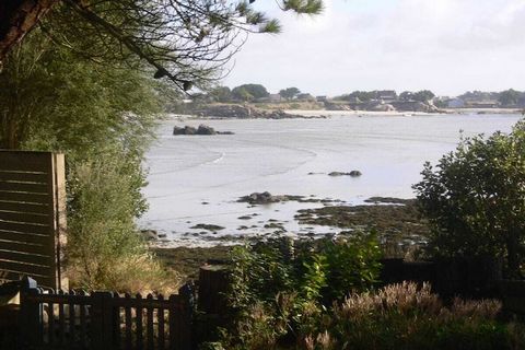 Fantastisch Bretons landhuis direct aan zee op een groot tuinperceel met uitzicht op zee.