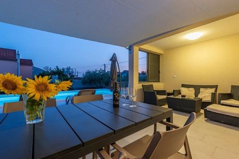 Die gesamte Villa erstreckt sich über ein Hochparterre. Sie besteht aus einem geräumigen, offenen Wohnzimmer mit Kamin, Esszimmer und Küche, die einen Ausgang zur überdachten Terrasse und zum Poolbereich haben. Auf der Terrasse gibt es einen Ess- und...