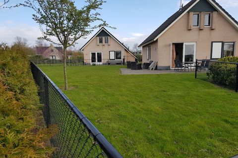 Dieses luxuriöse 6-Personen-Haus mit großem Garten liegt im Erholungspark „De Friese Wadden“, einem ruhigen Park in der Nähe des Wattenmeeres, Franeker und Harlingen. Dieses Haus ist ein ausgezeichneter Ausgangspunkt für Ausflüge in Friesland. Im Gar...