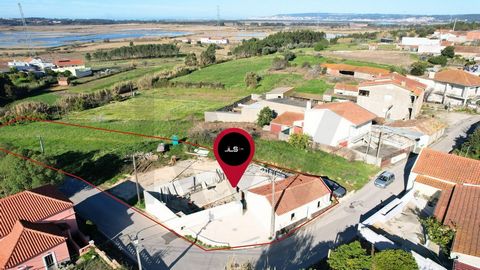 Onroerend goed gelegen in Alqueidão, Figueira da Foz, ideaal voor wie op zoek is naar rust en ruimte. Kenmerken van de woning: ✅ Stedelijk deel: Land met 532m², waar zich een gebouw bevindt met 124m² bruto oppervlakte. ✅ Rustiek deel: Groot land met ...