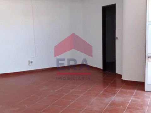 Office in Peniche. At ground floor level. With private bathroom. Well located, close to shops and services. 200 meters from the beach. *The information provided is for information purposes only, not binding, and does not exempt inquiring the mediator...