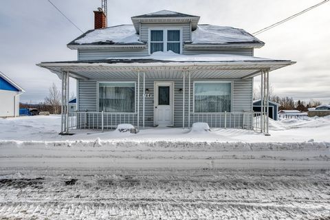 Discover this property built in 1945, perfect for a first purchase. Offering five bedrooms, a lot with no rear neighbors and a detached garage, it combines comfort, tranquility, storage and potential at an affordable price. Look no further, come and ...