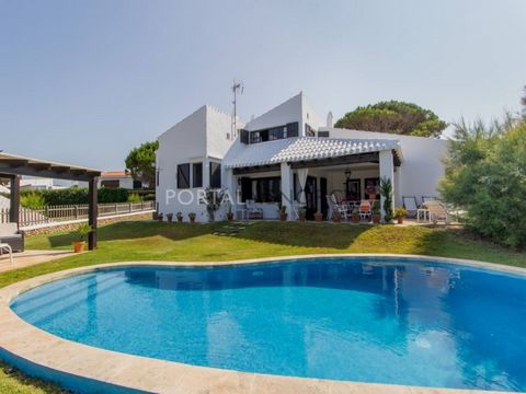 Great villa with swimming pool and tourist license for sale in Binibeca Vell! With a constructed area of more than 300 m² and a plot of 1.134 m², this house stands out for its traditional style and the large outdoor spaces. Ideal for large families, ...