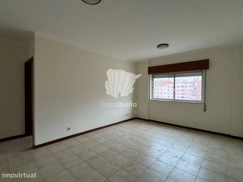 Apartamento T1 em Loures Excelente apartamento localizado próximo ao Parque da Cidade de Loures, em ótimo estado de conservação. O imóvel é composto por um hall de entrada, cozinha, sala, um quarto e uma casa de banho. Inserido num andar elevado de u...