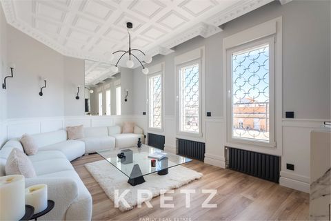 En el Barrio de Retiro, Ático completamente reformado a estrenar en Calle Narvaez, con terraza con salida directa desde el salón y con 2 áreas diferentes. Este piso tiene 142 m², techos muy altos y estilo clásico con molduras pero a la vez con equipa...