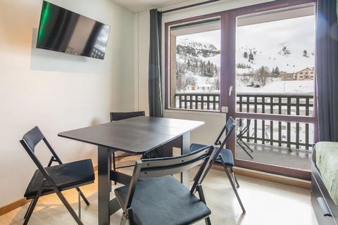 Welkom in deze charmante studio van 20 m² in Chamrousse, perfect voor maximaal 4 gasten. De studio beschikt over een gezellige woonkamer met twee slaapbanken (140x200) en een tv. U zult ook genieten van een balkon met een prachtig uitzicht op de berg...