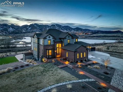 Gevonden in de prestigieuze landgoederen van Chatfield Farms, waar luxe leven samenkomt met de adembenemende schoonheid van Colorado's Rocky Mountains. Stap binnen en ontdek een huis dat baadt in natuurlijk licht, waar een grote wenteltrap en rijke h...