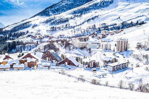 Le Parc Madeleine est un complexe de chalets élégant, qui comprend aussi bien des chalets que des appartements joliment et confortablement aménagés. Cette jolie adresse de sports d'hiver compte des chalets indépendants pouvant accueillir 10 et 12 per...