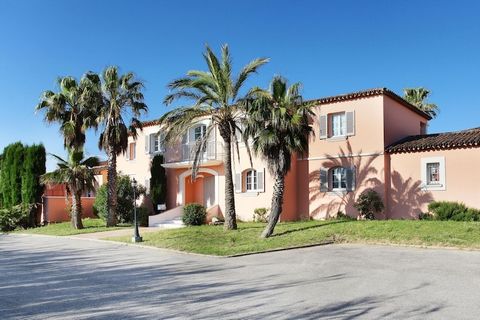 Résidence La Palmeraie ist ein kürzlich renoviertes Ferienpark in einer ruhigen, parkähnlichen Umgebung. Es besteht aus einem U-förmigen Gebäude mit einer Etage, schön rund um die Pools gebaut. Insgesamt siebzig gut ausgestattete, neu renovierte Wohn...