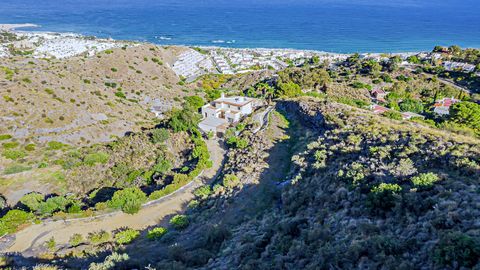 Deze klassieke villa in de heuvels van Mojacar Playa beschikt over drie slaapkamers en is de perfecte woning voor een luxueus leven zonder concessies te doen aan uw behoefte aan rust en stilte. De woning biedt een prachtig panoramisch uitzicht op de ...