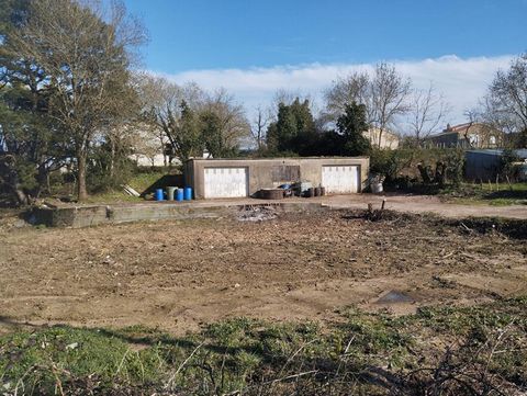 En exclusivité, Katia Bascougnano vous propose de découvrir ce bâtiment de plain pied de 150m² environ à rénover en habitation, sur une belle parcelle de 1 200m². Il se situe au calme, en hameau, à moins de 5mn du bourg de Champtoceaux et de ses comm...