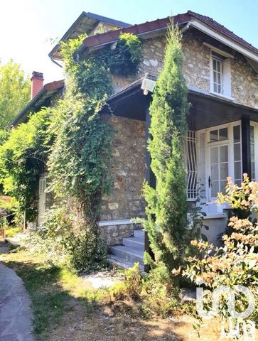 iad France - Serdal Er vous propose: Superbe meulière de 155 m² sur sous sol total de 70m² et grand jardin de 1003 m² dans quartier pavillonnaire, proche gare et écoles (10mn à pied) Cette maison comprend : un rez de chaussé de 100m² intégrant un séj...