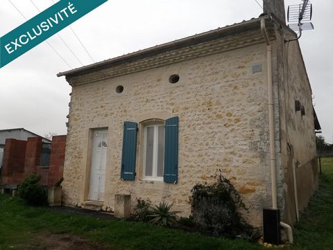 Maison charentaise à la campagne et sa grange