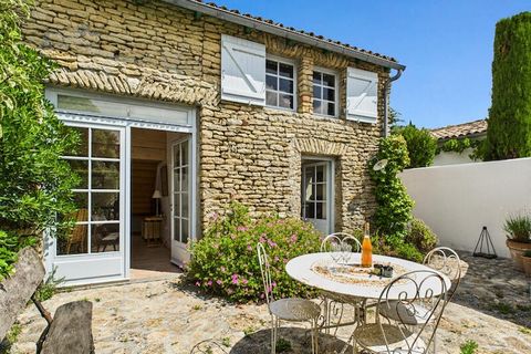 Au cœur du cadre paisible des Portes-en-Ré, cette charmante maison en pierre offre une expérience typique de l'Île de Ré, à deux pas de plages immaculées et d'une nature luxuriante. Entourée d'une tranquillité verdoyante, elle constitue le refuge idé...