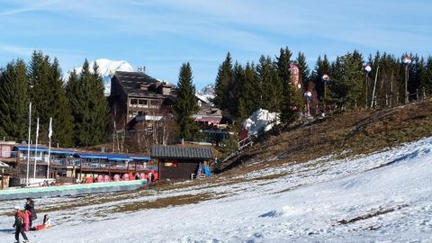 The Residence Les Tournavelles, with lift, is in the Villards area of Les Arcs 1800. The ski slopes are right next to the residence and the Chantal and Vagère chair lifts are just a short walk away. The ski school and the shops are 50 m from the resi...