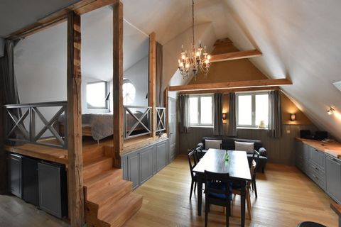Welkom op het landgoed Detershagen! U kunt 3 prachtige appartementen verwachten op een gerestaureerd landgoed. Dit appartement op de bovenverdieping bestaat uit een woonkamer met open haard, woon-eetkamer met open keuken, een galerij met een tweepers...