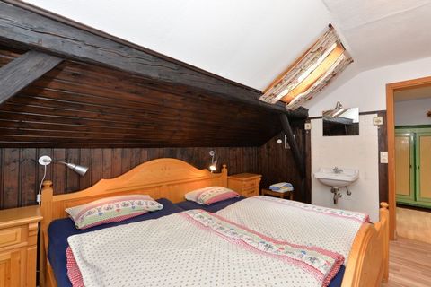Dit huis in Daxstein bij Zenting biedt 275 m² en 5 slaapkamers, 2 badkamers en een gastentoilet voor 6 personen. De oude boerderij ligt op een hoogte van 800 meter en is door de eigenaren gemoderniseerd en liefdevol en comfortabel ingericht door mode...