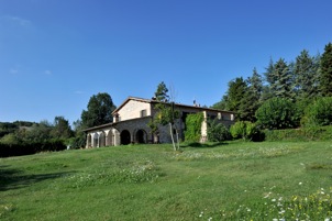 Set 5 kilometres from Sant'Angelo in Vado and 45 minutes by car to the sea, large estate comprising two country houses located in private but not isolated location and with panoramic view over the hills and woodland Ca'Rosselina- Two-storey country h...