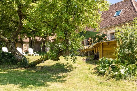 This is a tasteful 18th-century holiday home in Thenon with an authentic farm vibe! The location is famous for the fantastic view, surrounded by nature, the tranquillity and yet in the heart of historic Dordogne. A beautiful place on a south slope in...