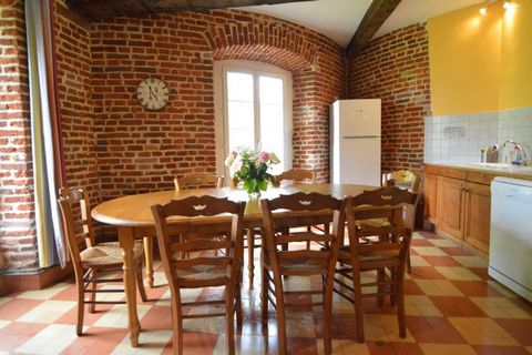 Middle house (150m2) on the beautiful terrain of the old abbey, which stands on the list of historic buildings. It is located outside a town, on the countryside, with all sorts of amusement possibilities: cycling, hiking, a day to the beach of Merlim...