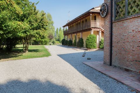 Located in Portomaggiore, this 1-bedroom quaint cottage is perfect for a small group or a couple on a romantic getaway. Situated in the countryside, this cottage also has a shared garden to lounge. The famous Necropoli Romana - Vicus Aventinus (10.4 ...