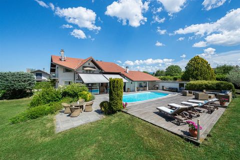 On the shores of Lake Geneva, close to shops and amenities, pleasant family villa located in a residential area. Built in 1987 on an enclosed and wooded plot of 2207m2, this villa has been entirely renovated with taste and will seduce you by its prox...