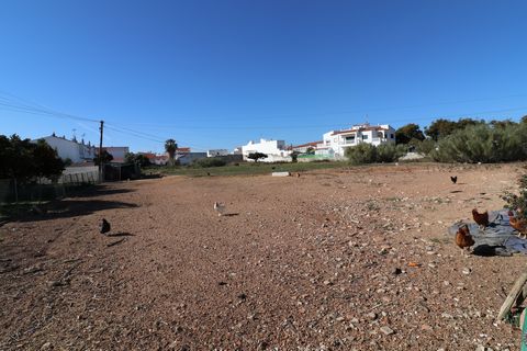 Urban land with 4,914 m2 with the request for feasibility of construction for 16 lots in Altura. Situated near the municipal market of Altura. Close to the beach. With good access and close to several services.