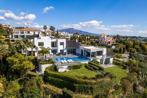This top-quality luxury modern villa is offered for sale in the prestigious Los Flamingos Golf Resort, Benahavis. It is just a few minutes’ drive to the excellent shopping areas and chic Puerto Banús, and less than 3 km from the sea and sandy beaches...