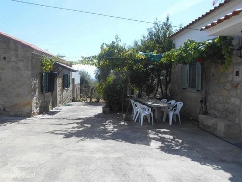 House with land located in a quiet area with excellent access. Composed of living room, kitchen, four bedrooms and toilet. It also has an annex for storage and a V1 villa in the business. In the ground there is a hole, a tank, a typical wood oven and...
