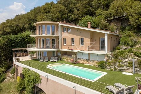 Set on a hillside, this villa will win you over with its modern architecture and privileged location. With fantastic and panoramic views of the sea and countryside, it offers an ideal living environment for those seeking natural beauty. The villa fea...