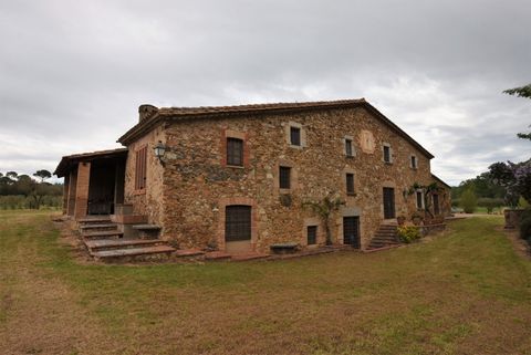 18th century masia on the outskirts of a village wit all amenities just 20 minutes from the glorious beaches of the Costa Brava It offers 583 sqm of floorspace distributed over 3 levels 2 lounges with fireplaces a dining room kitchen a billiard room ...