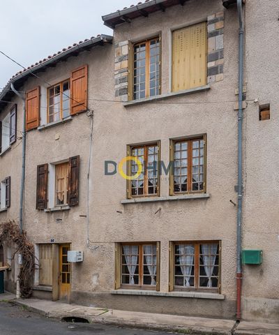 Downtown Brioude, close to schools, house to renovate entirely of about 87m2... on the ground floor kitchen and living room; upstairs 3 bedrooms, 1 bathroom, and a laundry room ... The plus of this property is the inner courtyard overlooking an outbu...