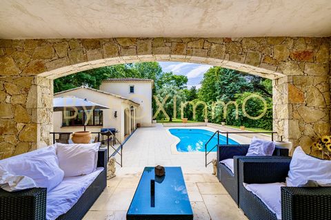 This beautiful 7-room villa, ideally located in a sought-after residential neighborhood, close to shops, schools, and transportation, is a rare find. It exudes charm, brightness, and is surrounded by a lush garden on a flat 2,400 sqm plot of land. Th...