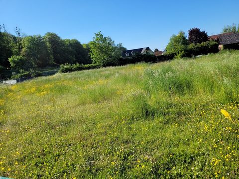 Beautiful flat land in the town of Longueville sur Scie with independent access road Positive urban planning certificate. Bounded, unserviced. (roadside servicing) Collective sanitation: Everything in the sewer Sought-after sector. For more informati...
