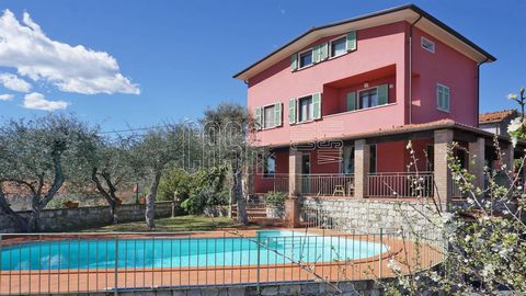 DESCRIPTION Located on the first hill, a few kilometers from the center of La Spezia and the sea, this semi-detached house is located in a natural setting with privacy but not isolated. The property is accessed from a driveway that leads to the large...