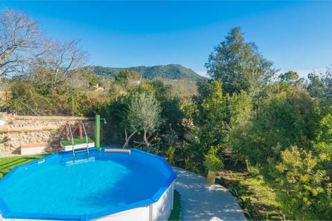 This lovely house with private swimming pool, located at the center of the island in Inca, welcomes 4 guests. Welcome to this rustic house with a 5m x 5m elevated swimming pool, with a depth of 1m, ideal for refreshing yourselves during the hot summe...