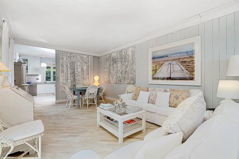 Appartement Augusto Luxueux appartement avec jardin privé au rez-de-chaussée d'une villa située à Forte dei Marmi dans une position privilégiée à environ 350 mètres de la mer et des établissements balnéaires les plus exclusifs. La maison est répartie...