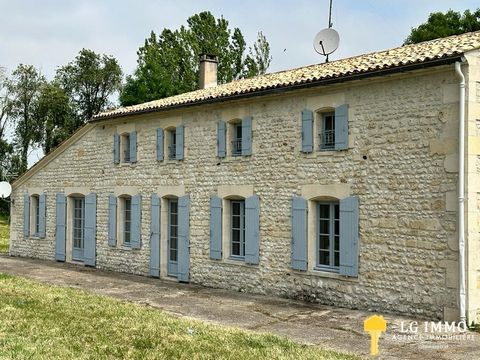 12km from JONZAC or 13 minutes by car, Ludovic GARÉCHÉ offers you only at LG IMMO this pretty Charentaise house with a total surface area of 323 m2 on a plot of about 1.56 hectares. It consists of an entrance hall of 5.35 m2 with cupboards, a kitchen...